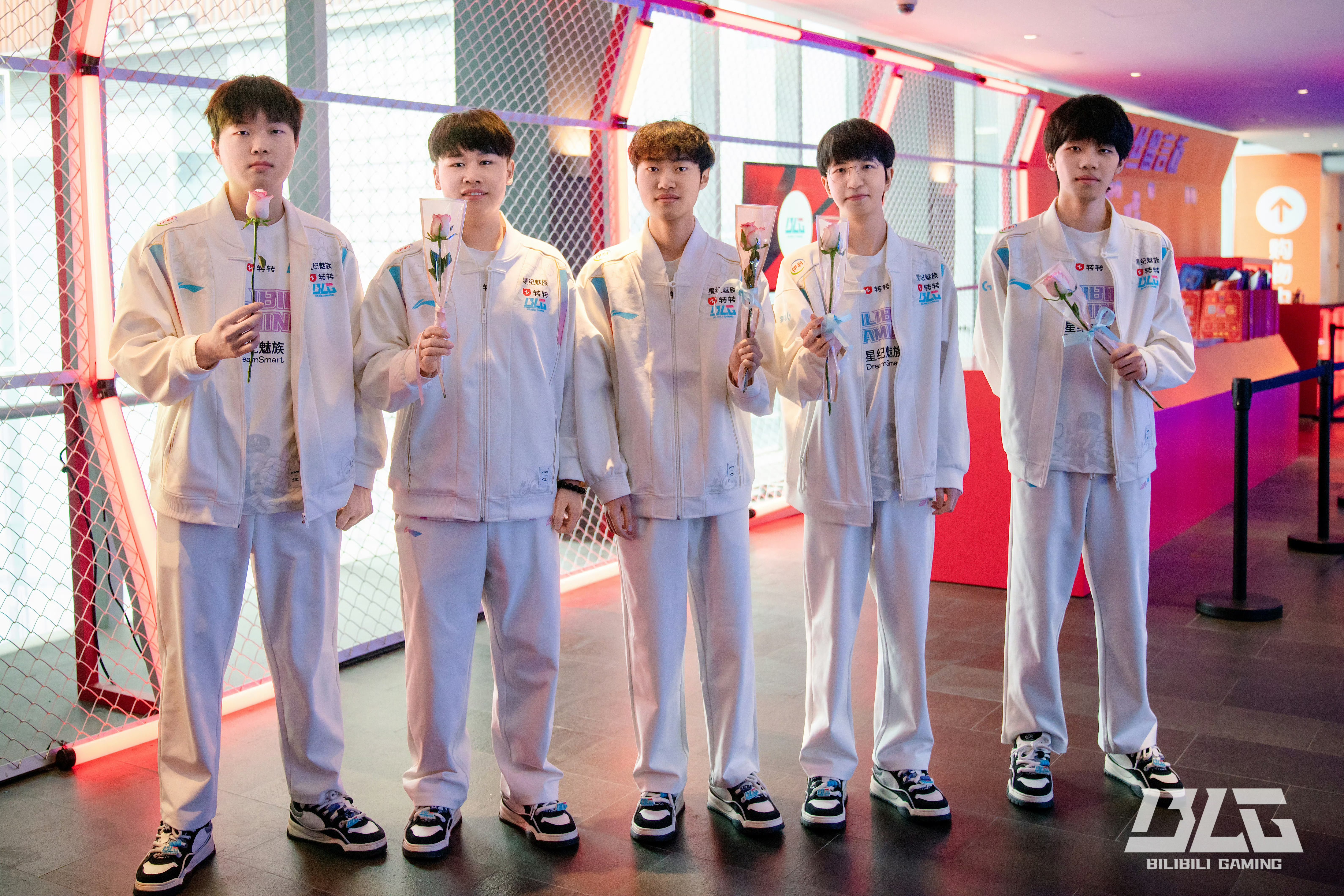 熊猫TV-BLG横扫CLG，Xiaohu极限生还后反打焦点之战淘汰赛，引爆全场热议