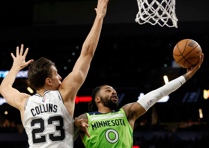 森林狼击败马刺，唐斯独揽20+20数据