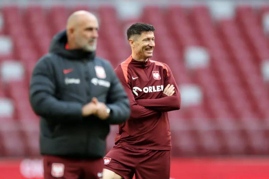 波兰球员庆祝胜利：准备迎接下一场挑战