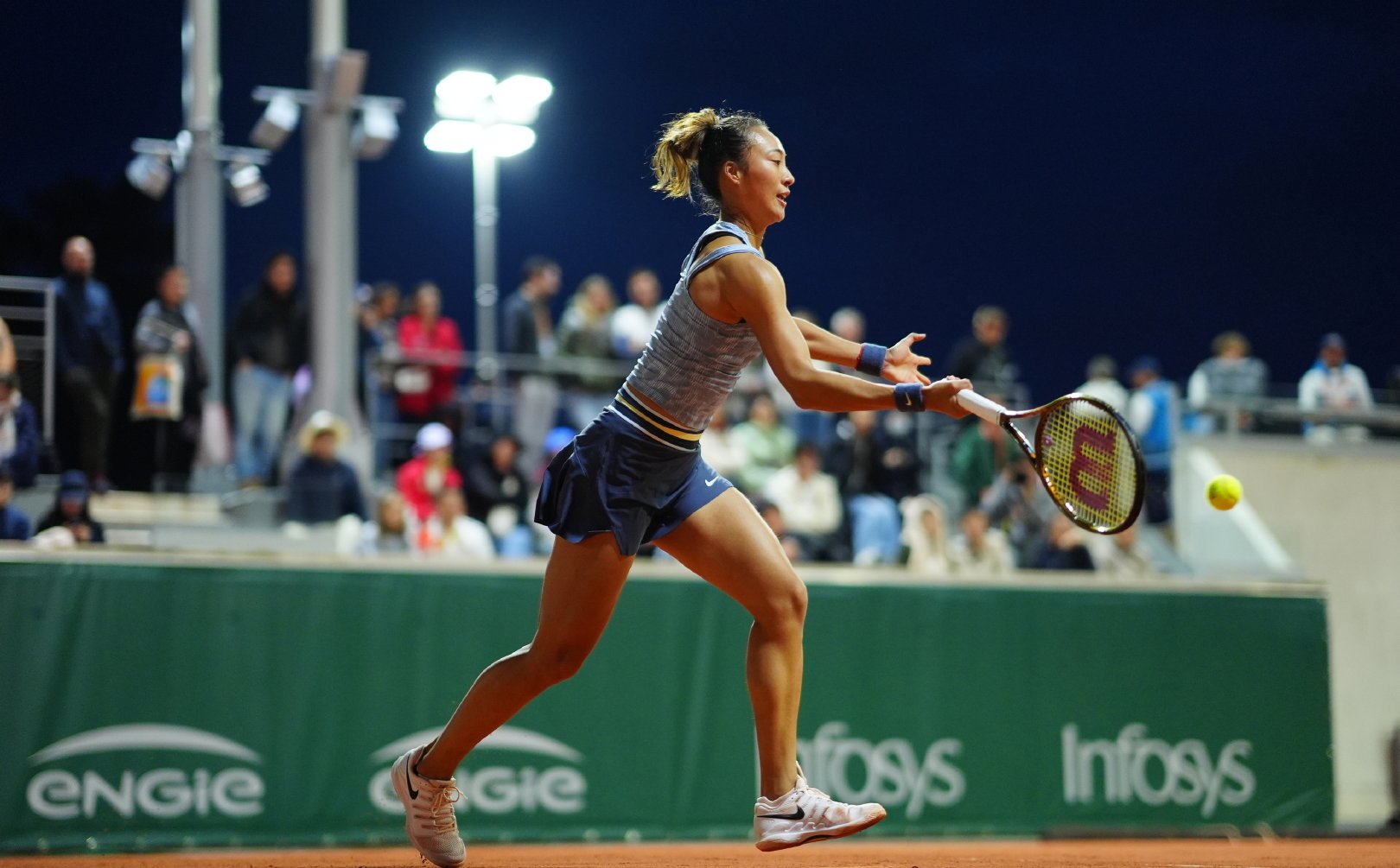 津巴布韦女弓箭手勇夺冠军喜悦笑容洋溢 津巴布韦女弓箭手勇夺冠军喜悦笑容洋溢